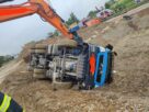 LKW in Baugrube gestürzt